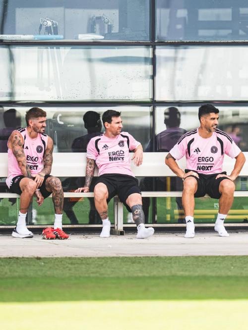 备战新赛季！梅西Ins晒与苏亚雷斯、德保罗的训练合照