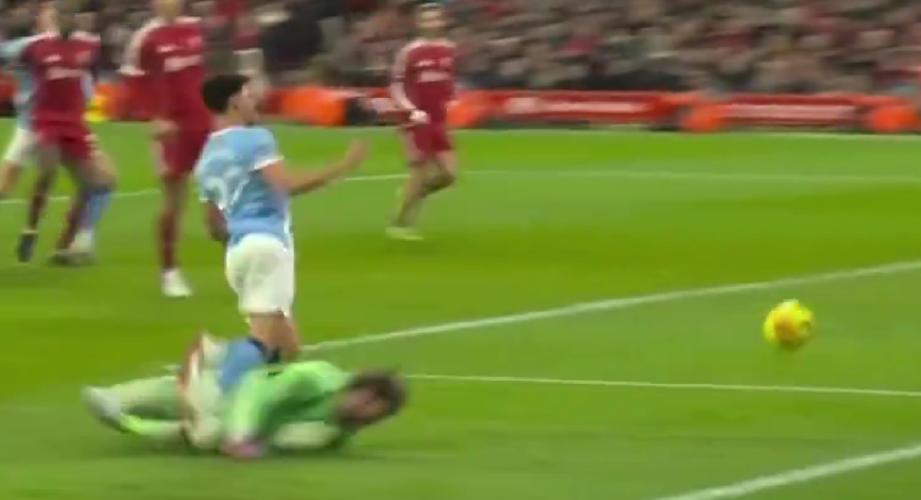 戈登飞铲阿利松犯规,裁判出示黄牌警告 戈登飞铲阿利松犯规,裁判出示黄牌警告